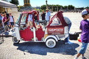パリの三輪タクシートゥクトゥク