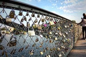 ポンデザール橋　世界中から恋人たちの集まる橋