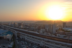 イオンモールでＨＤＲ＠屋上駐車場から見た夕日と山陽新幹線のぞみ